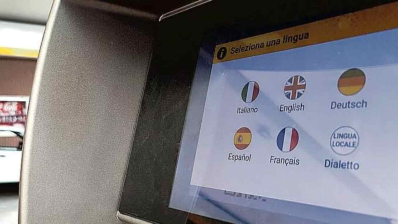 Il self service del benzinaio ora parla dialetto "Metti i sordi e famo veloci eh": puro marketing o altro?