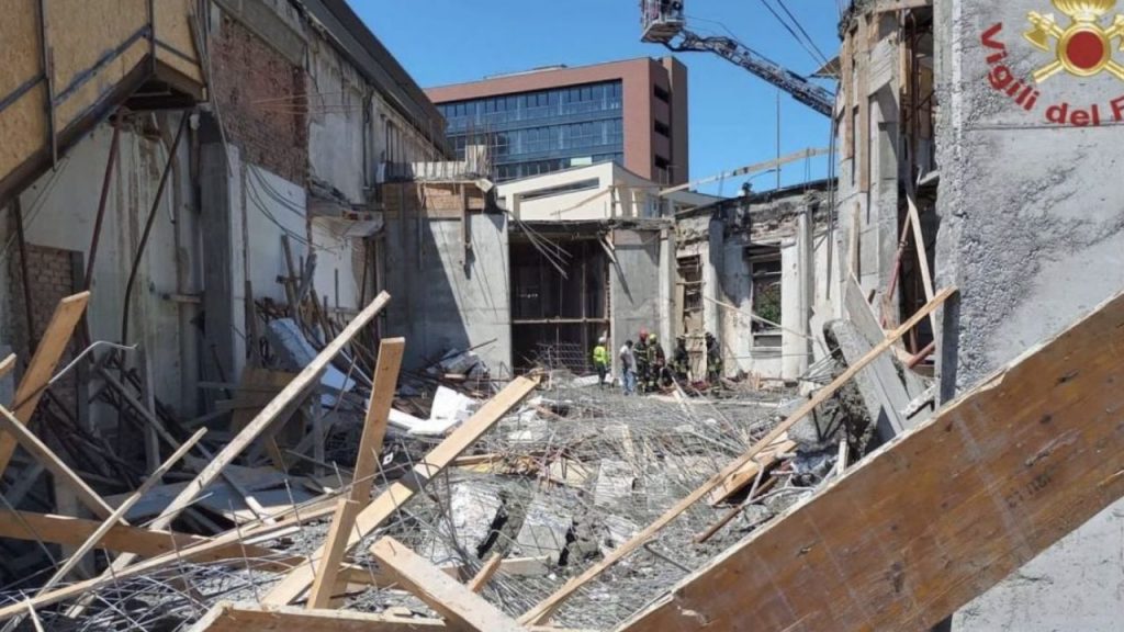 Milano, crolla il solaio di un edificio in costruzione: quattro operai feriti