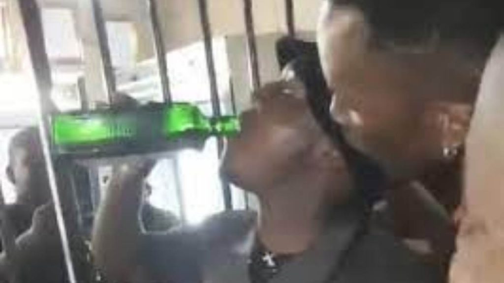 Beve bottiglia di Jägermeister in 2 minuti e perde la vita: la tragica gara di binge drinking [VIDEO]