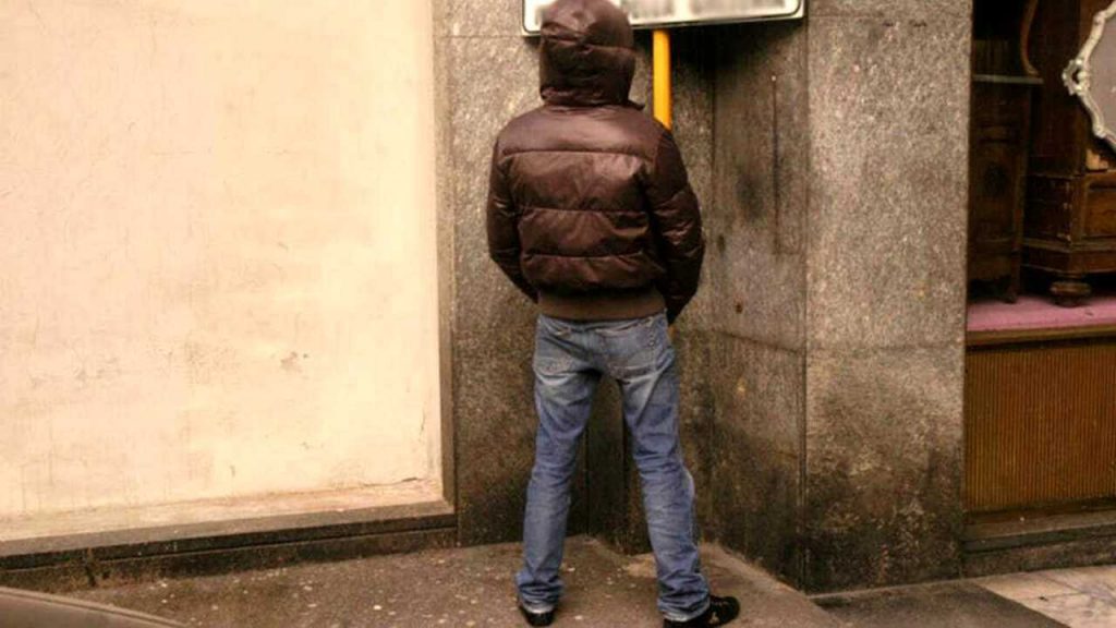 Mai pipì fu più cara: 29enne la fa nel parcheggio e si becca multa da capogiro