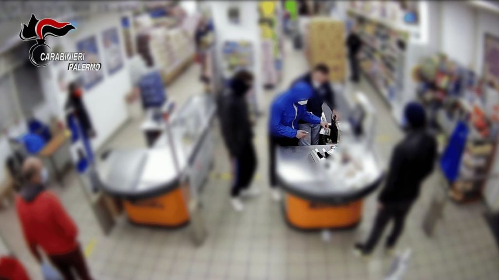 Rapina in un supermercato armati di coltelli: in manette due giovanissimi