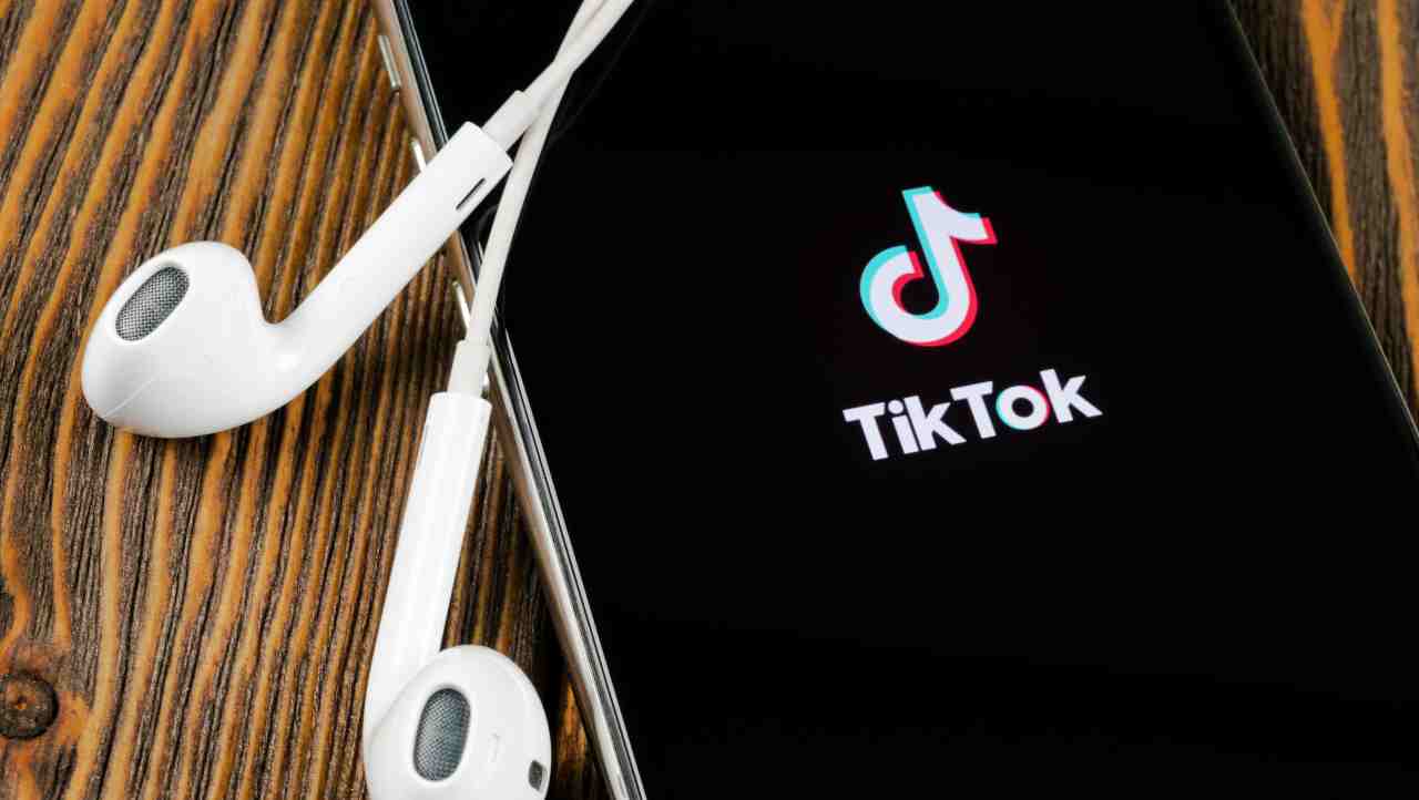 Allarme obesità, soprattutto negli adolescenti: TikTok è un concentrato di cibi spazzatura e insaturi