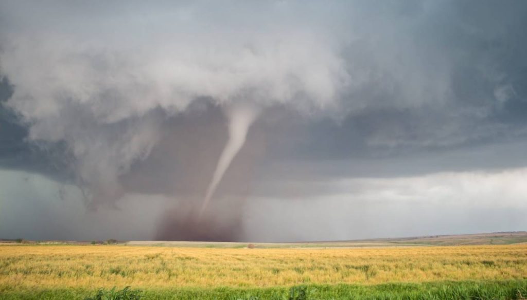 Tornado sta per abbattersi sull’Italia, il Cnr:«Lazio, Puglia e Calabria le regioni più a rischio»