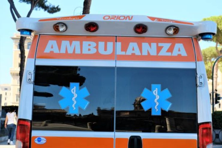 Ventenne ubriaco stacca a morsi pezzo d’orecchio a un coetaneo: arrestato