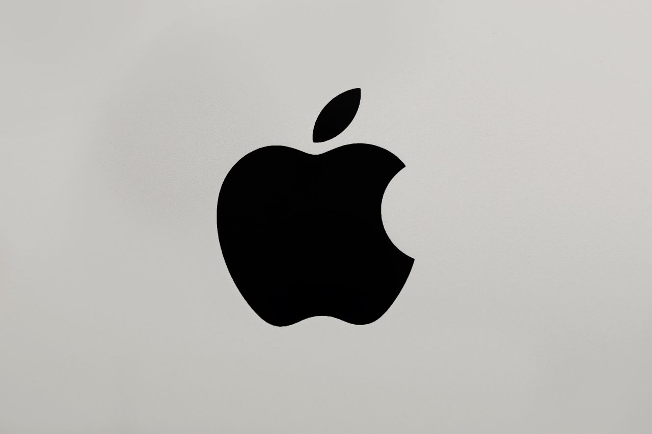 Apple logo 20220809 tech