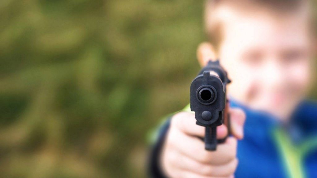 Bimbo di 9 anni spara e toglie la vita ad una 15enne per strada