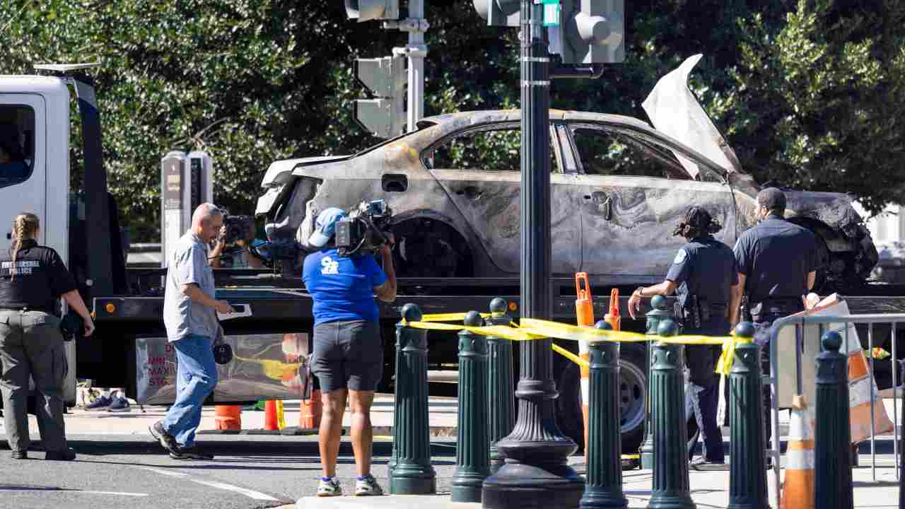 Uomo si lancia con la macchina contro il cancello di Capitol Hill poi si suicida