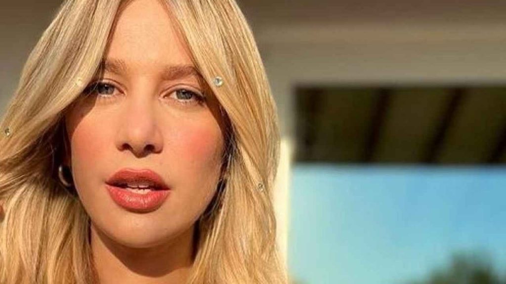 Clizia Incorvaia, lo scatto in topless sfida la censura social: coperta soltanto dalla suoi capelli