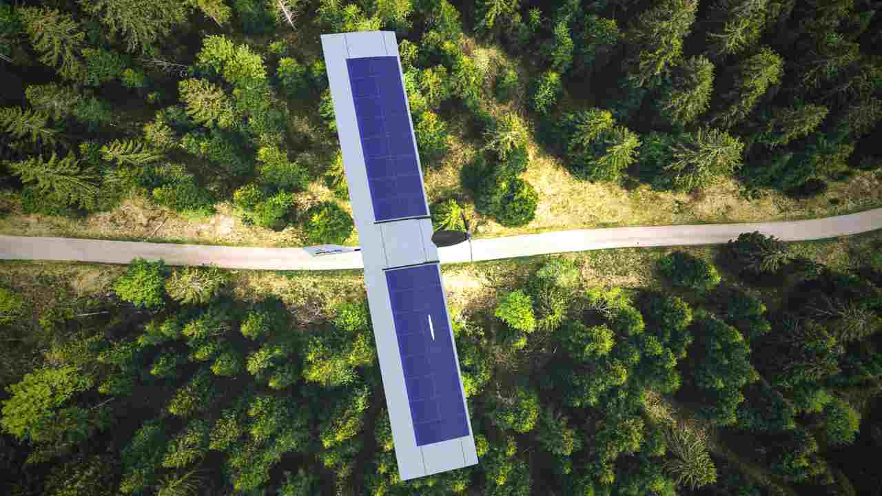 Nuovo primato italiano per il drone salva foreste: è ad energia solare, vola per 8 ore e segnala gli incendi