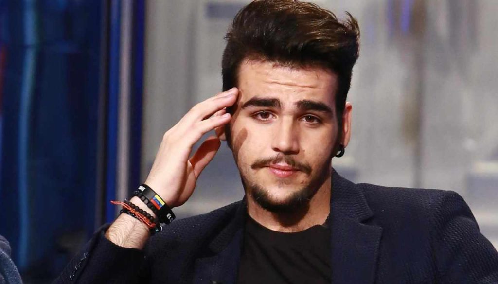 Il Volo, Ignazio Boschetto assediato dalle fan: “Lasciatelo respirare” | La foto è virale