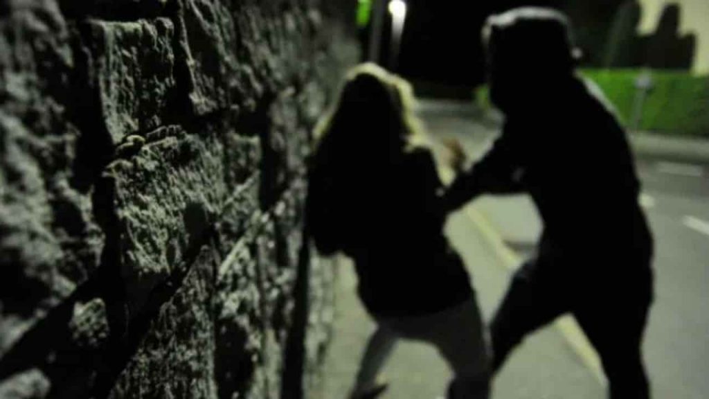 Le seguiva in monopattino, poi le violentava: arrestato 21enne, avrebbe abusato di 4 donne in un mese