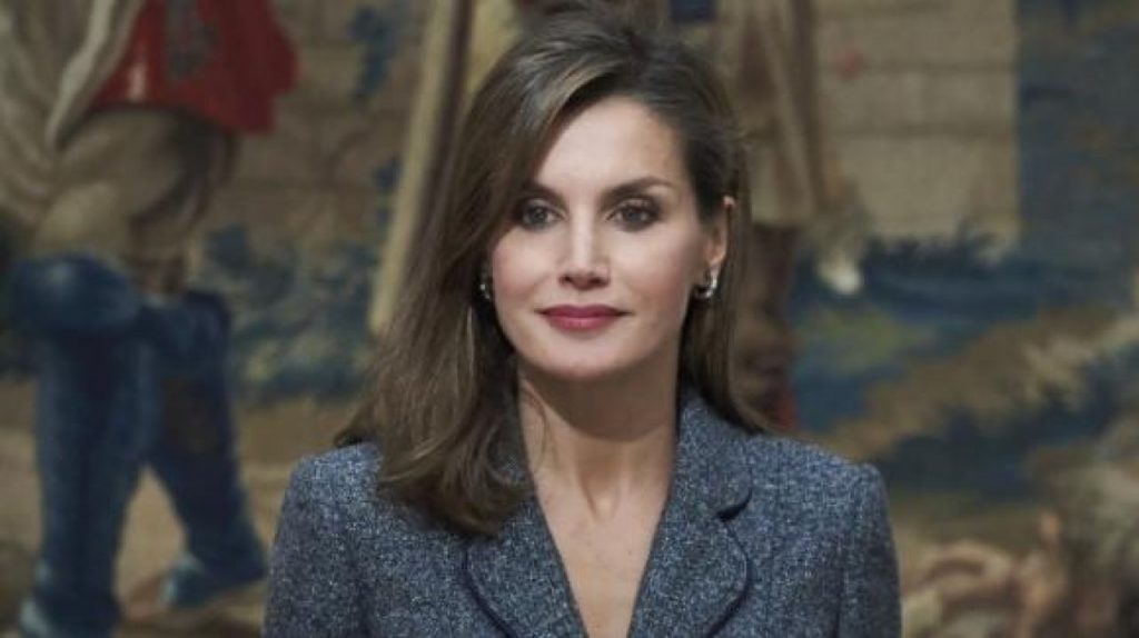 Letizia Ortiz, lo scatto della Regina di Spagna in shorts spiazza: a 50 anni gambe perfette