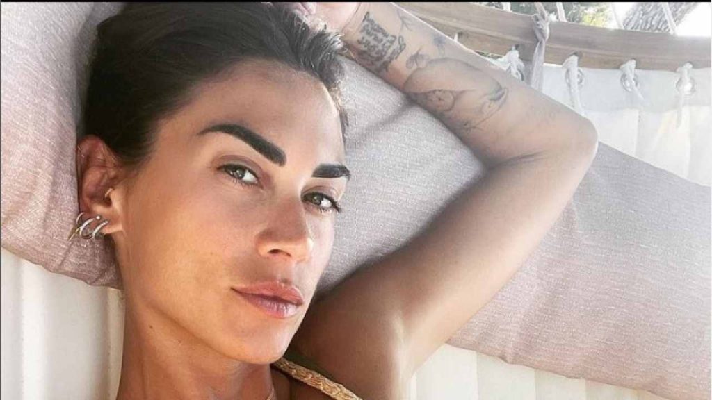 Melissa Satta, il bikini total black è mozzafiato: l’ex Velina incanta i social [FOTO]