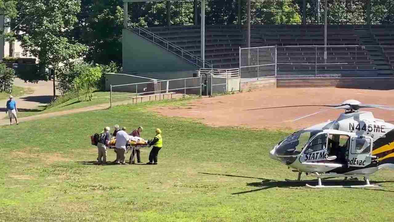 Salman Rushdie trasportato in elicottero in ospedale