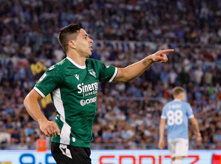 Giovanni Simeone con la maglia del Verona - credits: Ansa Foto. Meteoweek