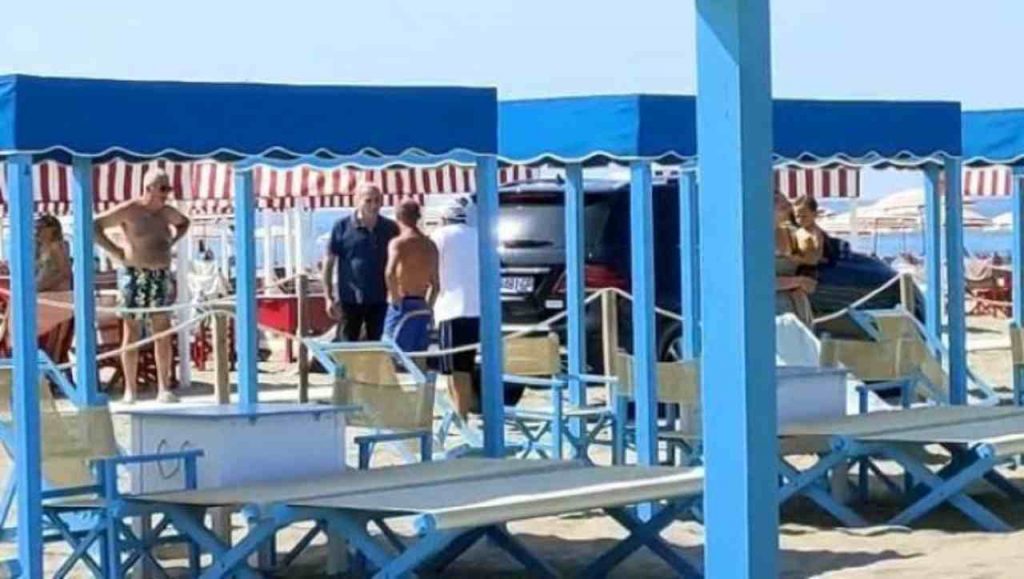 Suv finisce dritto in spiaggia, scatta il panico tra i bagnanti