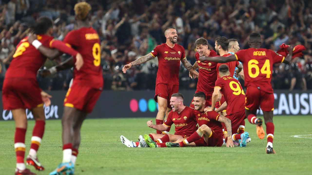Giocatori della Roma esultano dopo il gol (Credit Foto Ansa)