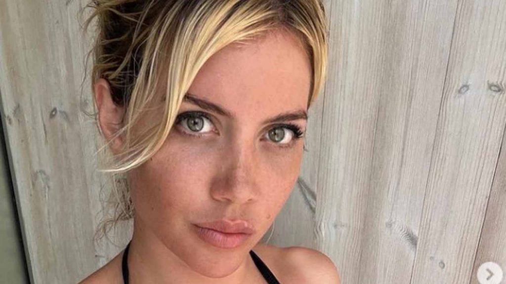 Wanda Nara si mostra sui social al naturale e senza filtri: “Sono reale, anche io ho l’acne e la cellulite” [FOTO]