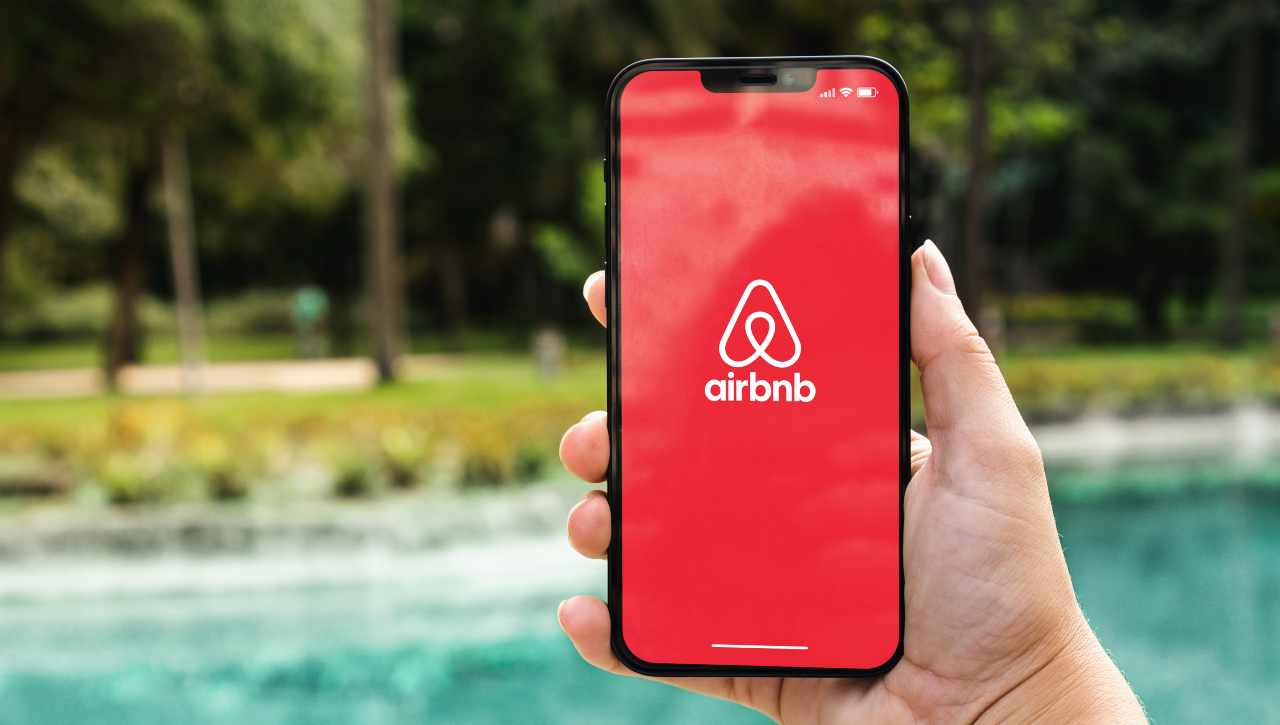 Airbnb non ammette feste: la sua nuova AI capisce quando prenoti per vacanza o per un party