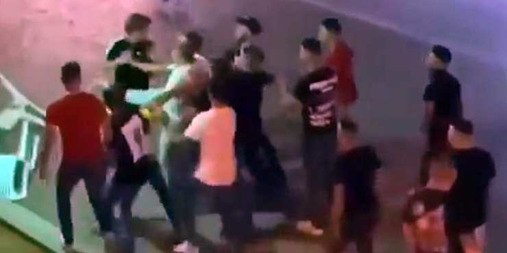 Caccia all’uomo sul lungomare: violentissimo pestaggio di tutti contro uno  [VIDEO]
