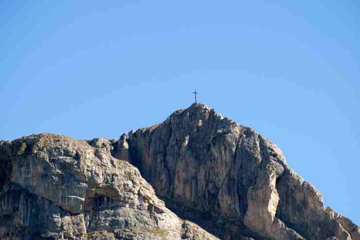 Fa un passo indietro per scattare la foto e mette il piede nel vuoto: turista precipita nel burrone