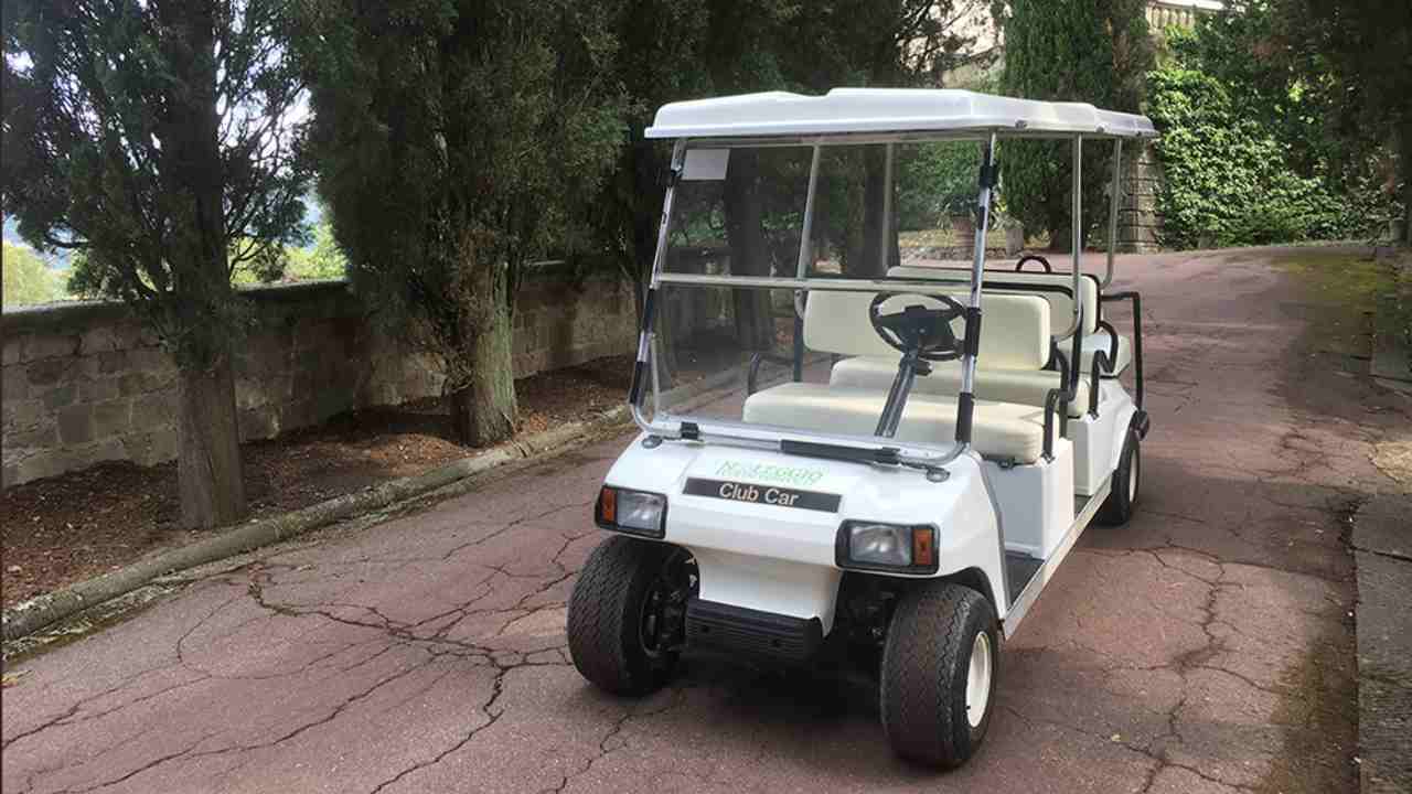 Con il golf cart in tangenziale, 58enne ubriaca viene fermata dalla polizia in Florida