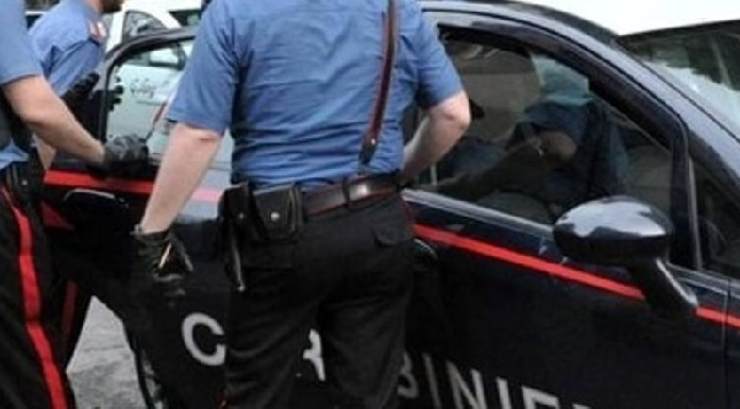 Insulti e minacce alla moglie fin dentro la caserma dei carabinieri: 40nne in manette
