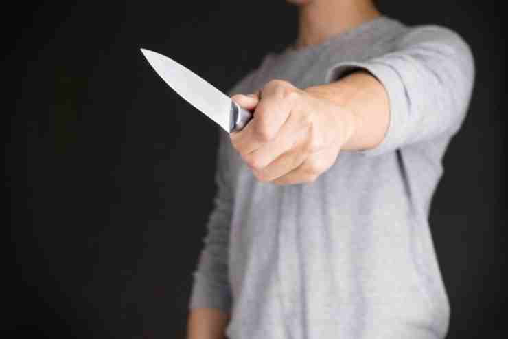 Litiga violentemente con la compagna e fugge con la figlia neonata armato di pugnale