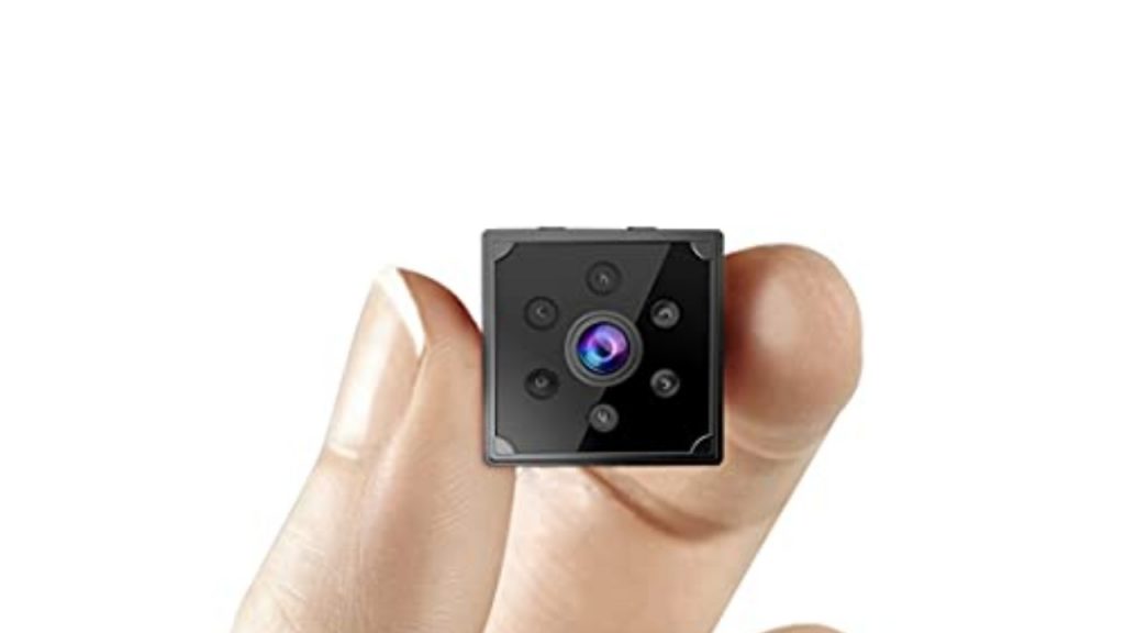 Spiano inquilini con una microcamera nascosta: arrestata coppia