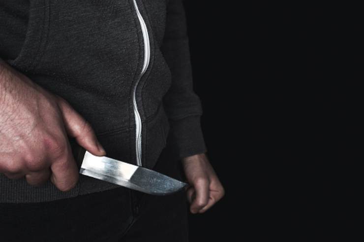 Parrucchiere accoltellato vicino al suo negozio: orribile delitto, città sotto choc