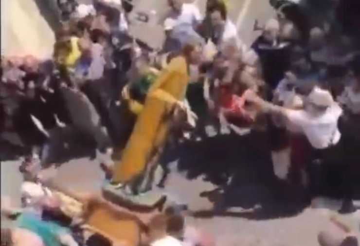 Portatore cade sotto la statua durante la processione: sfiorata la tragedia [VIDEO]