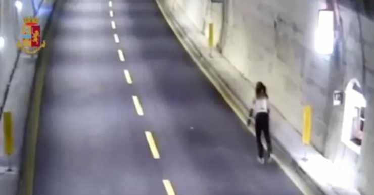 Ragazza in autostrada coi pattini. Lei: “Seguivo il navigatore” [VIDEO]