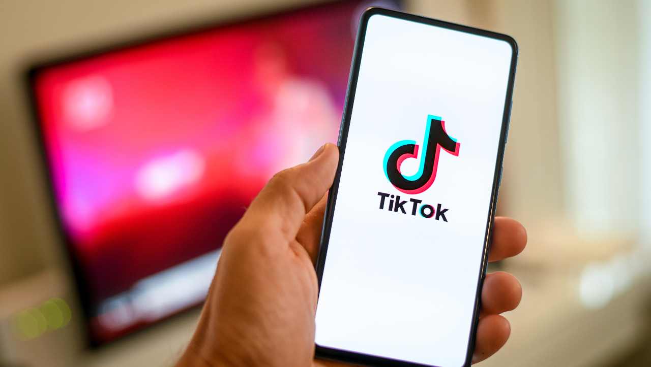 Allarme su TikTok, ecco il "virus dell'estate": non si sa ancora cos'è ma sta facendo molte vittime