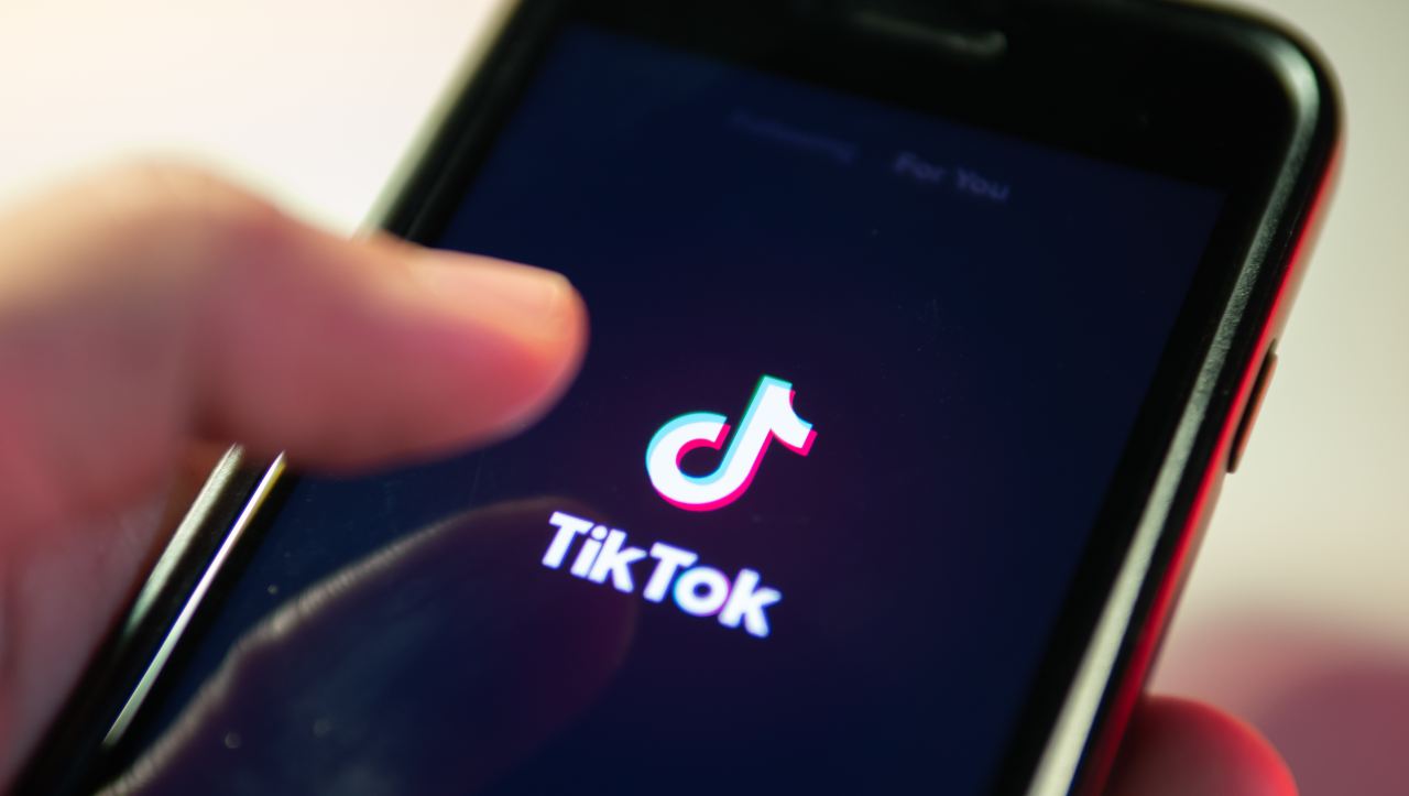 Allarme su TikTok, ecco il "virus dell'estate": non si sa ancora cos'è ma sta facendo molte vittime