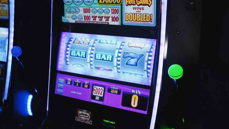 Vincono 500 mila euro alle slot, dieci anni dopo clamoroso colpo di scena: “Dovete restituirli”