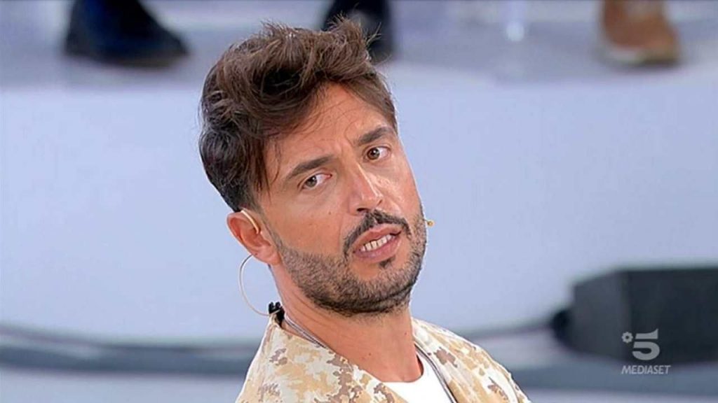 Uomini e Donne, il look di Armando scatena i social: “Ma cosa ha combinato?” [FOTO]