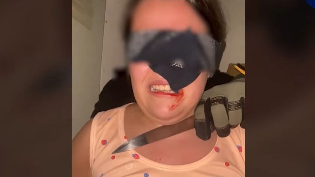Bendata e con sangue finto, simula rapimento per ottenere 50mila euro dalla madre: arrestata [VIDEO]