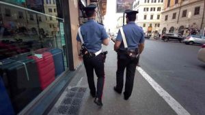 Borseggiano lo zaino di un turista, coppia di ladri linciata dalle vittime - meteoweek.com