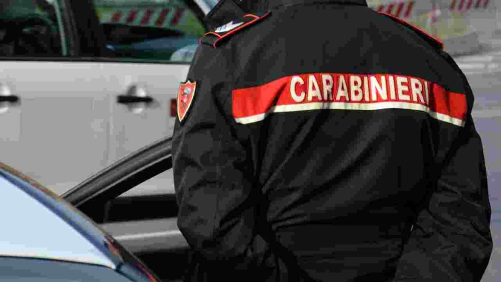 Sviene per le botte prese dal compagno, i figli allertano i carabinieri