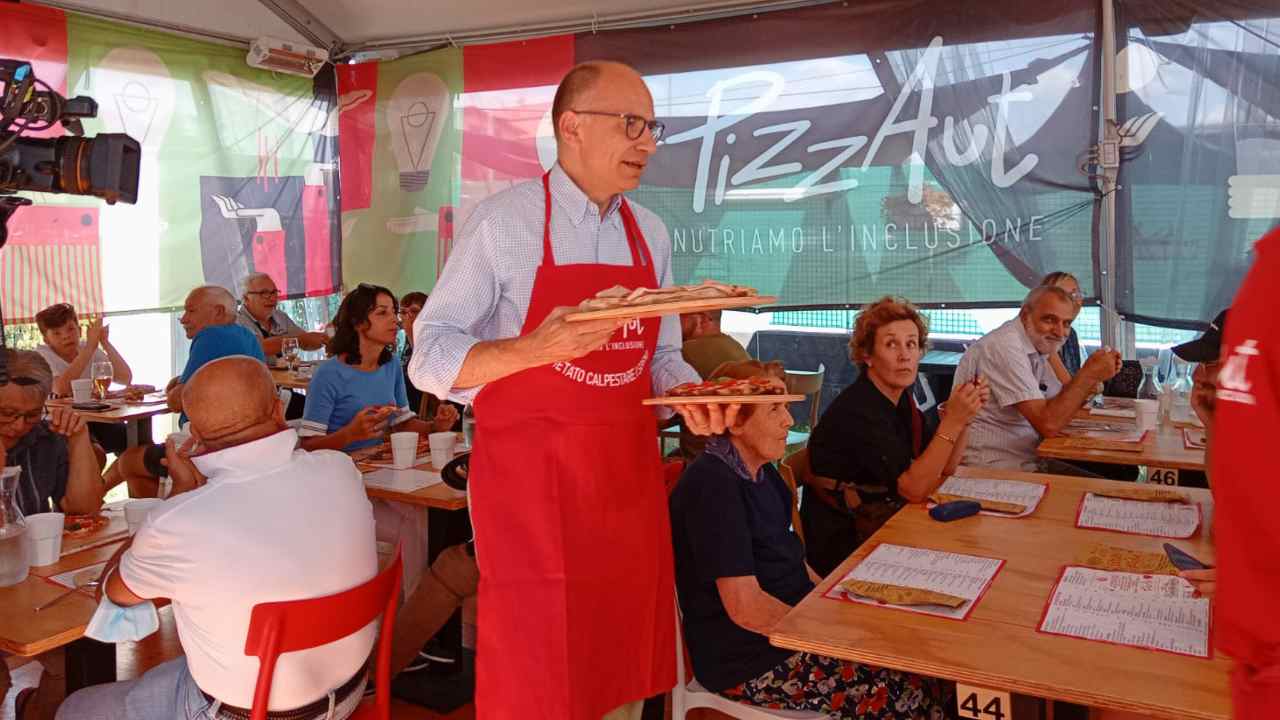 Enrico Letta serve ai tavoli di PizzAut