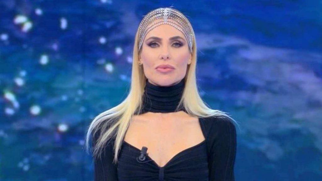 Dopo gli scatti di Totti con Noemi Bocchi, Ilary Blasi cambia drasticamente look: i social approvano [FOTO]
