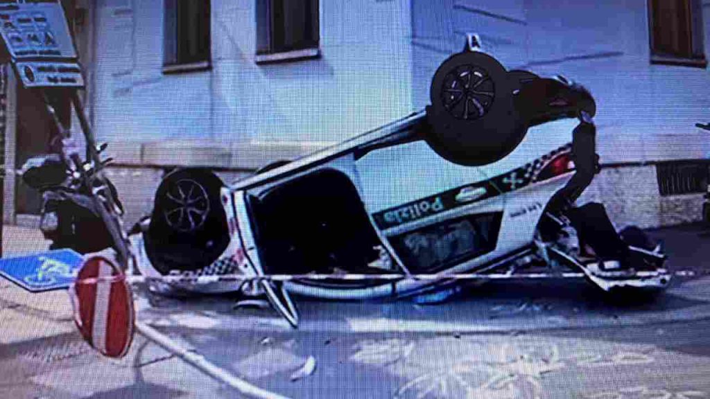 Milano, incidente tra Ferrari e auto della polizia: quattro feriti [VIDEO]