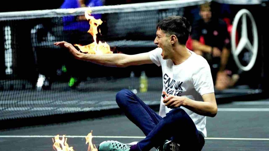 Entra in campo mentre si gioca la Laver Cup e si dà fuoco di fronte a Federer