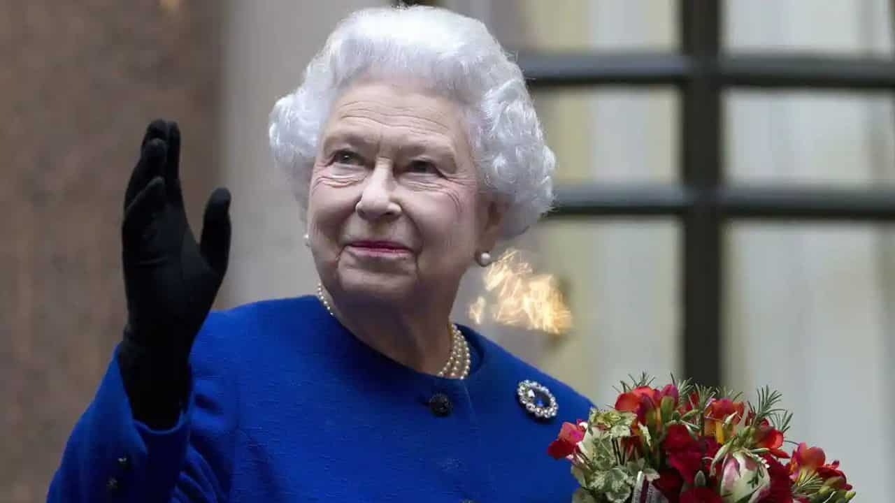 La regina Elisabetta II muore all'età di 96 anni