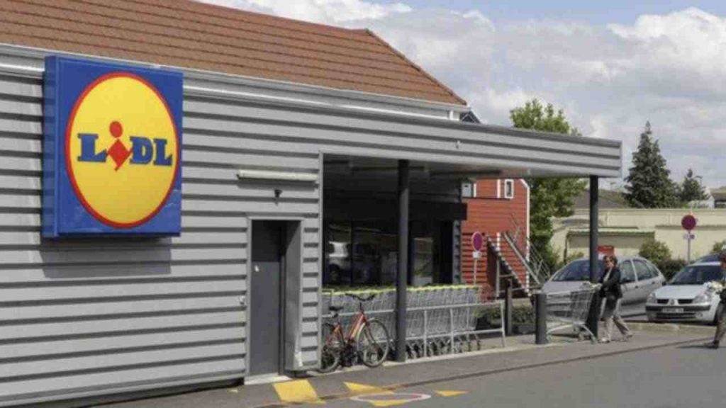 La Lidl propone una serie di offerte: uomo tira fuori la pistola per saltare fila