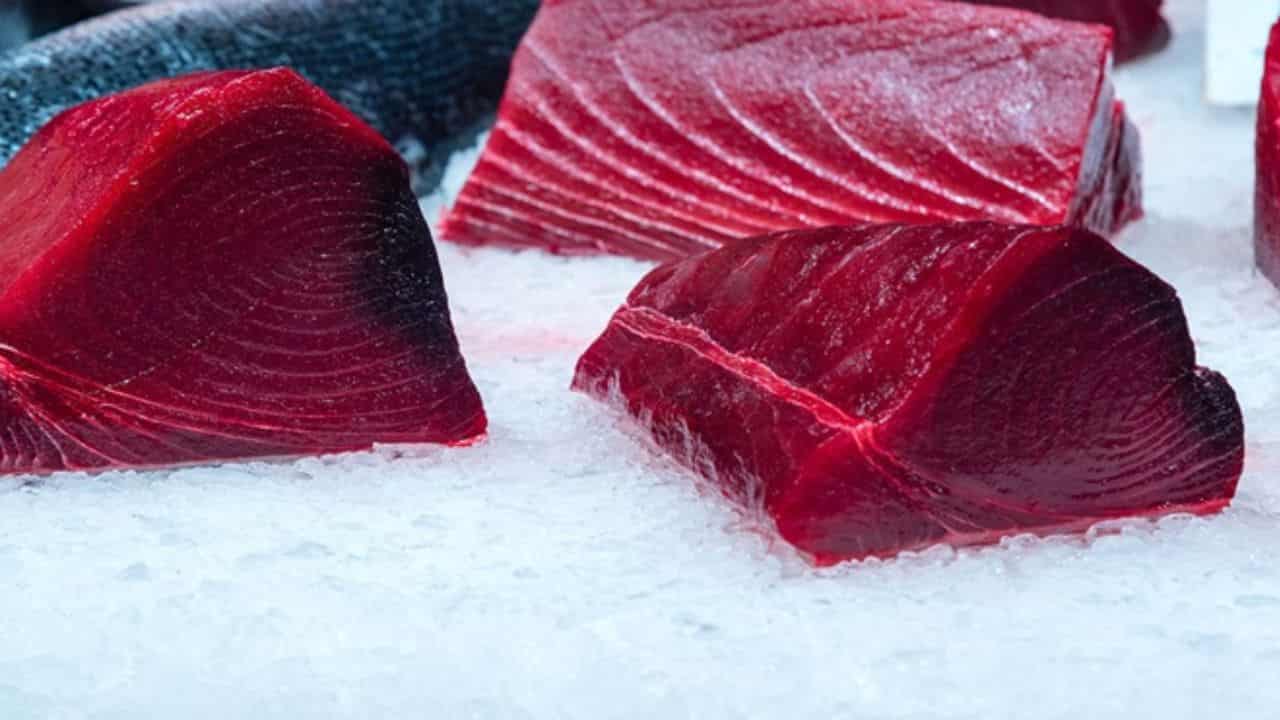 Mangiano tonno fresco al ristorante, finiscono in ospedale con la sindrome Sgombroide ecco dove è scattato l'allarme - meteoweek.com