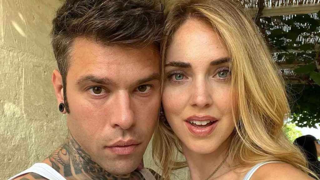 Fedez la nuova dedica a Chiara lunga 4 anni | E lei per l’anniversario risponde…