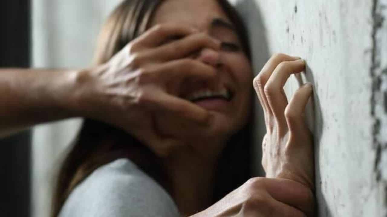 Ragazza di 15 anni violentata a turno dagli amici del fidanzatino due arresti a Ostia - meteoweek.com