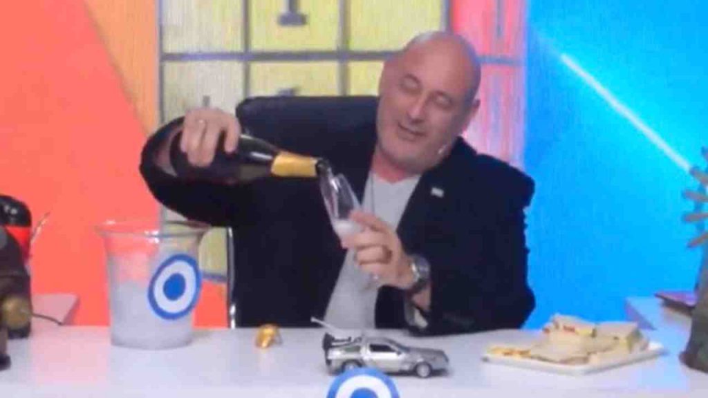 Morte Regina Elisabetta, una tv argentina fa festa con champagne e frasi sconvolgenti:«Finalmente è morta la vecchia nazista»