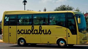 Scuolabus gratis solo se un genitore è italiano è subito polemica. Botta e risposta tra Pd e Forza Italia - meteoweek.com